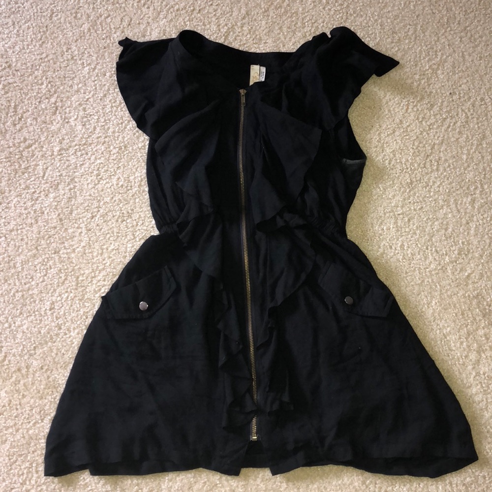 Sleeveless dress with fringe down the front